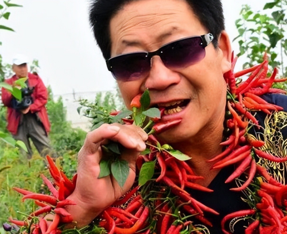 2008年,这是李永志第一次参加吃辣椒比赛,而他"中国辣王"的名气,也是
