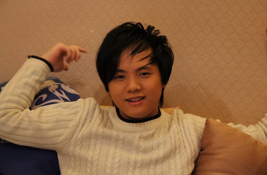 歌手郑源15岁开演唱会,19岁日赚万元,拒上春晚,却没人说耍大牌