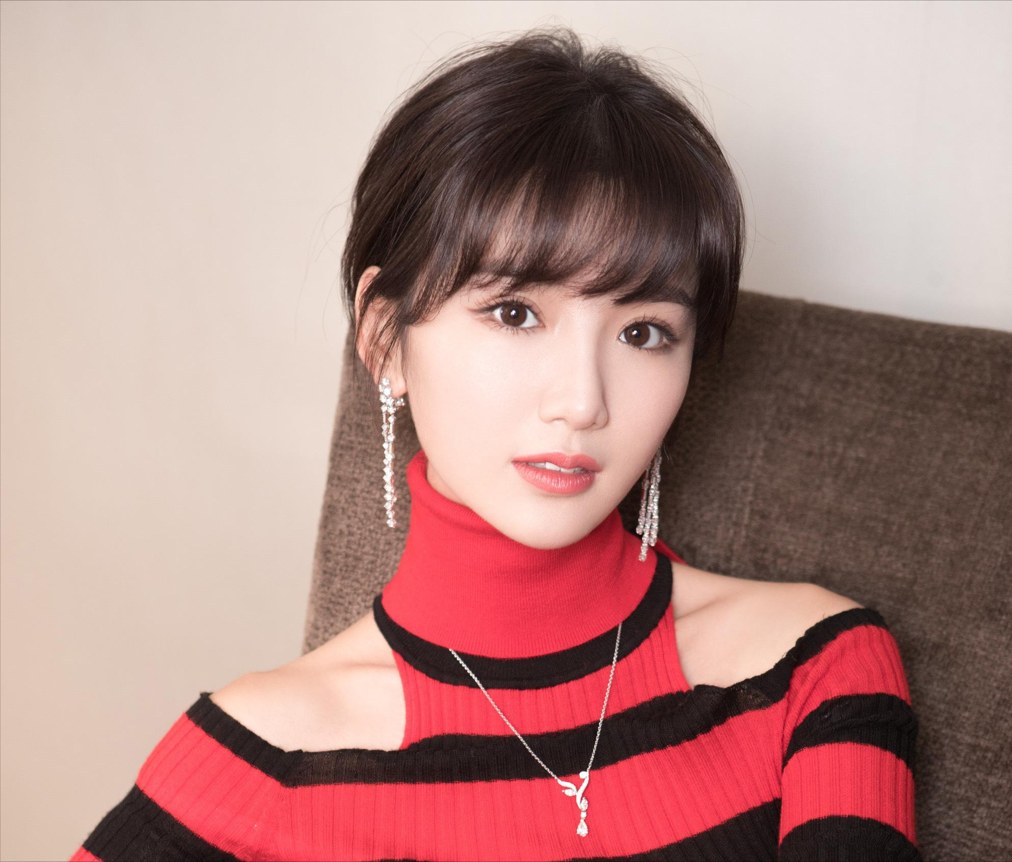 回顾毛晓彤:被亲爹骗5000万,被男友背叛,泪水和失望成就了她