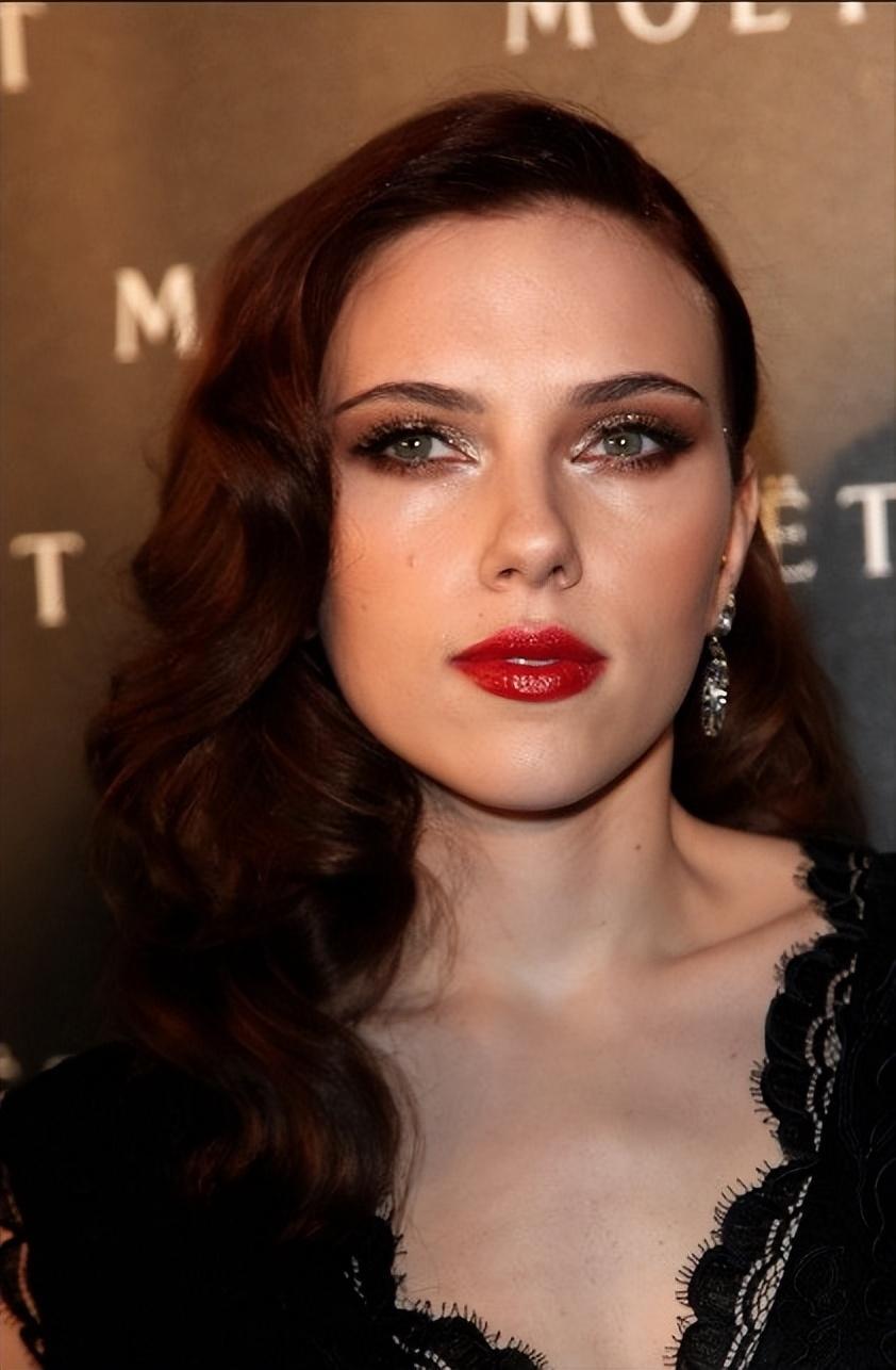 斯嘉丽:凭借"寡姐"出名,三段婚两段离,曾放话不满一夫一妻制