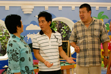 回顾秦卫东:年轻时爱喝酒,中年患病,如今瘦到脱相,他经历了啥