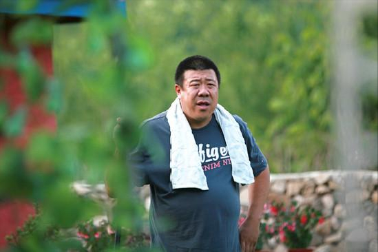 回顾秦卫东:年轻时爱喝酒,中年患病,如今瘦到脱相,他经历了啥