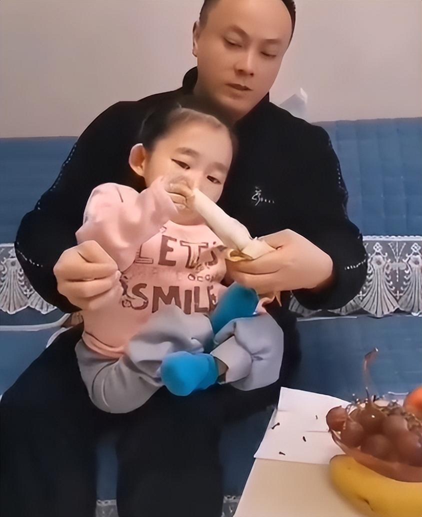 回顾重庆女子连生三胎"瓷娃娃",身高不到1米,三姐妹现在想嫁人