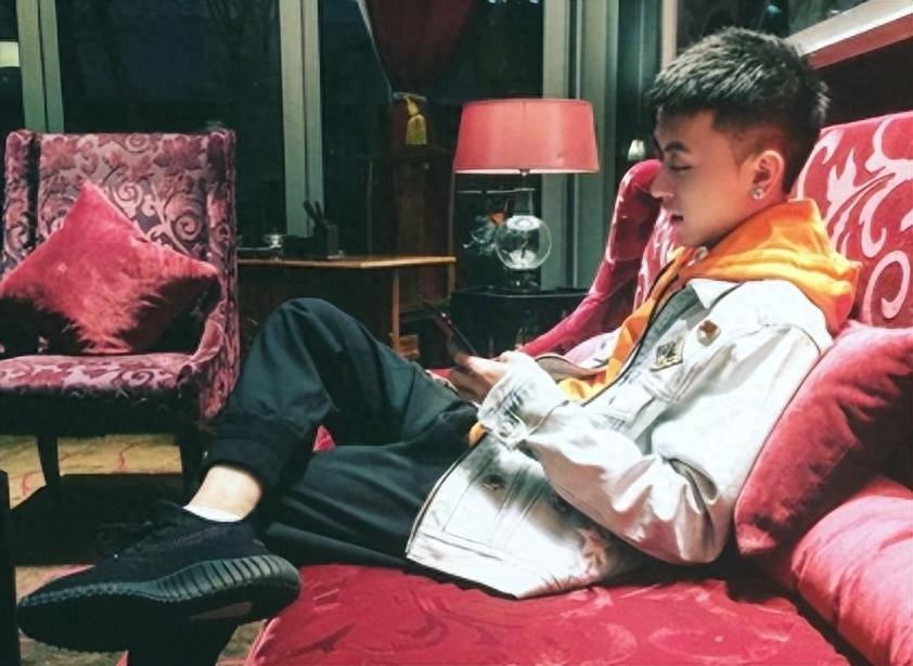 回顾秦奋:手戴1000万名表,坐3亿私人飞机,他到底啥来头