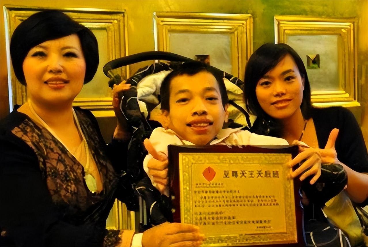 回顾"轮椅总裁"李创利,身高不足一米娶美女助理,今儿子比他还高