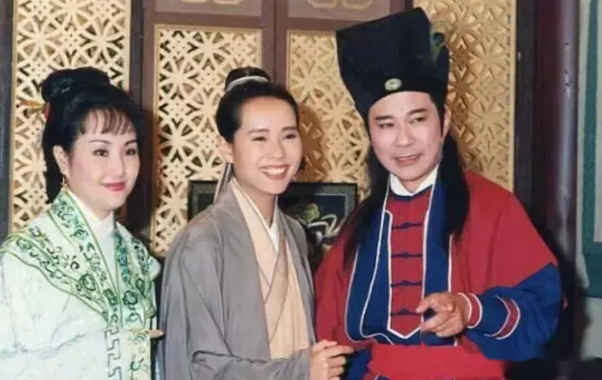 《新白娘子传奇》中,李公甫虽为穷捕头,但家境殷实,展现智慧和力量.