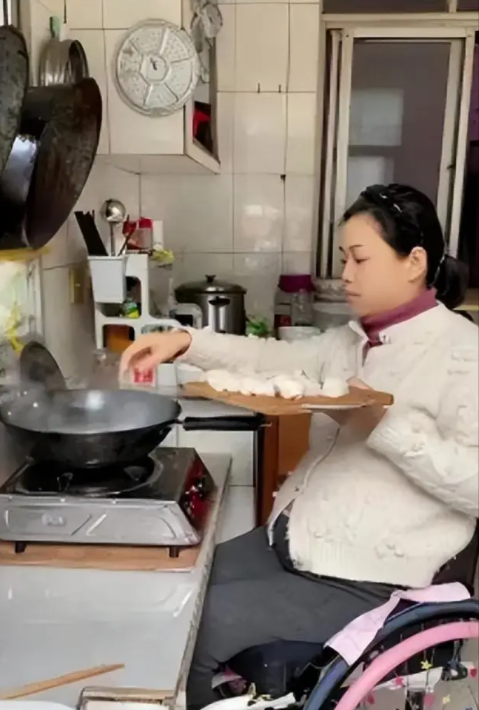 2016年她因意外半身瘫痪,被丈夫抛弃,却在5年后嫁给闺蜜的儿子