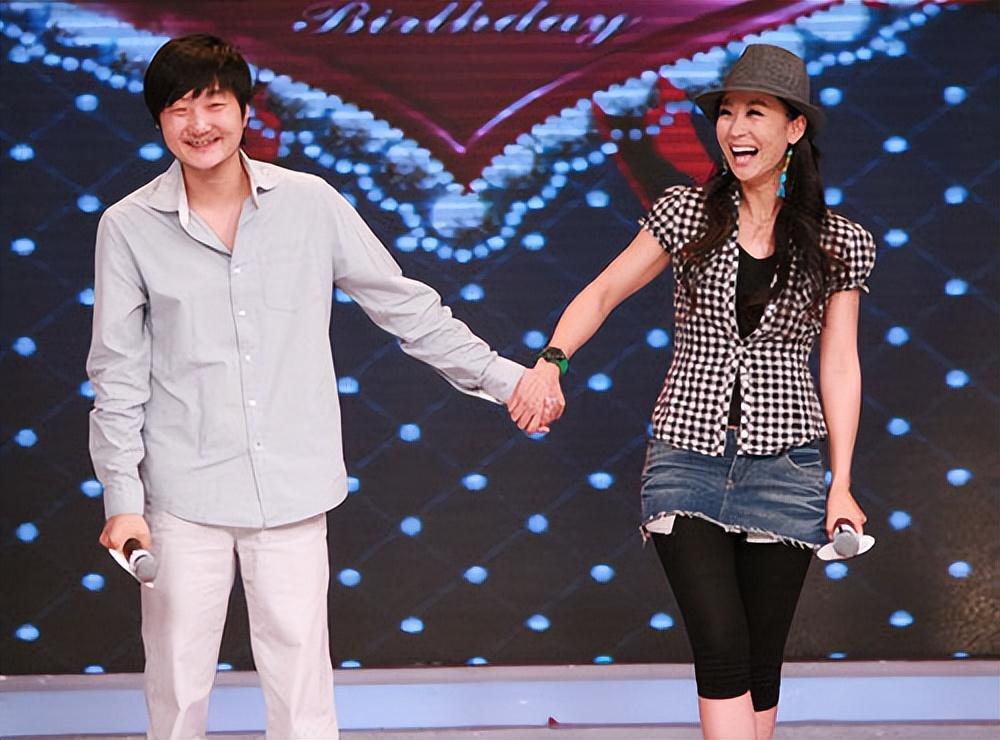 回顾苗圃:嫁大19岁富商陈义红,婚后生一男一女,如今幸福美满