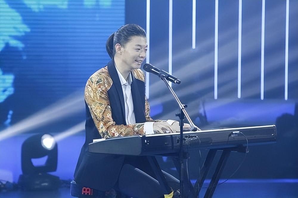 回顾歌手火风:收养烈士遗孤,两任妻子亲如姐妹,今选择皈依佛门