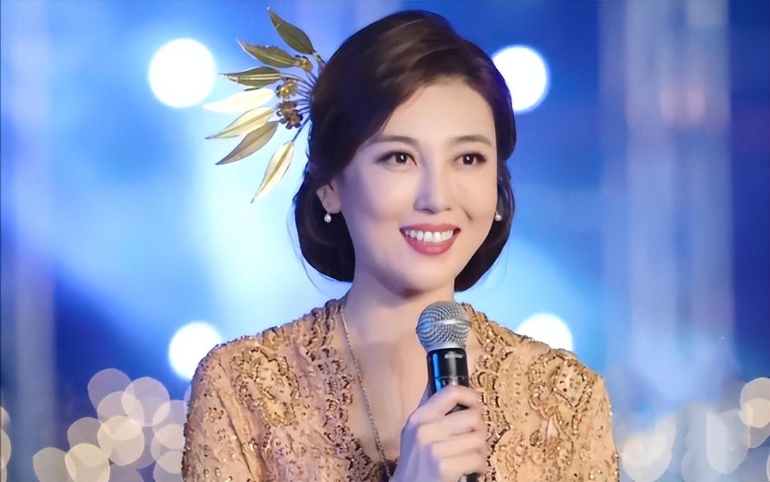 回顾央视主持李红:经历逃婚,被造谣嫁入豪门,现在结局怎样了?