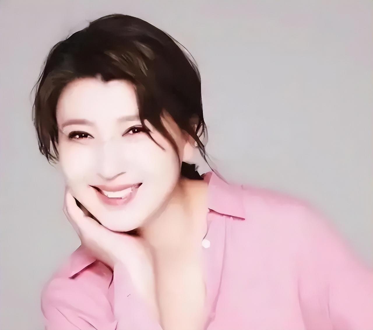 回顾闫学晶:嫁大10岁二婚富商,46岁产女,继女的选择让人泪目