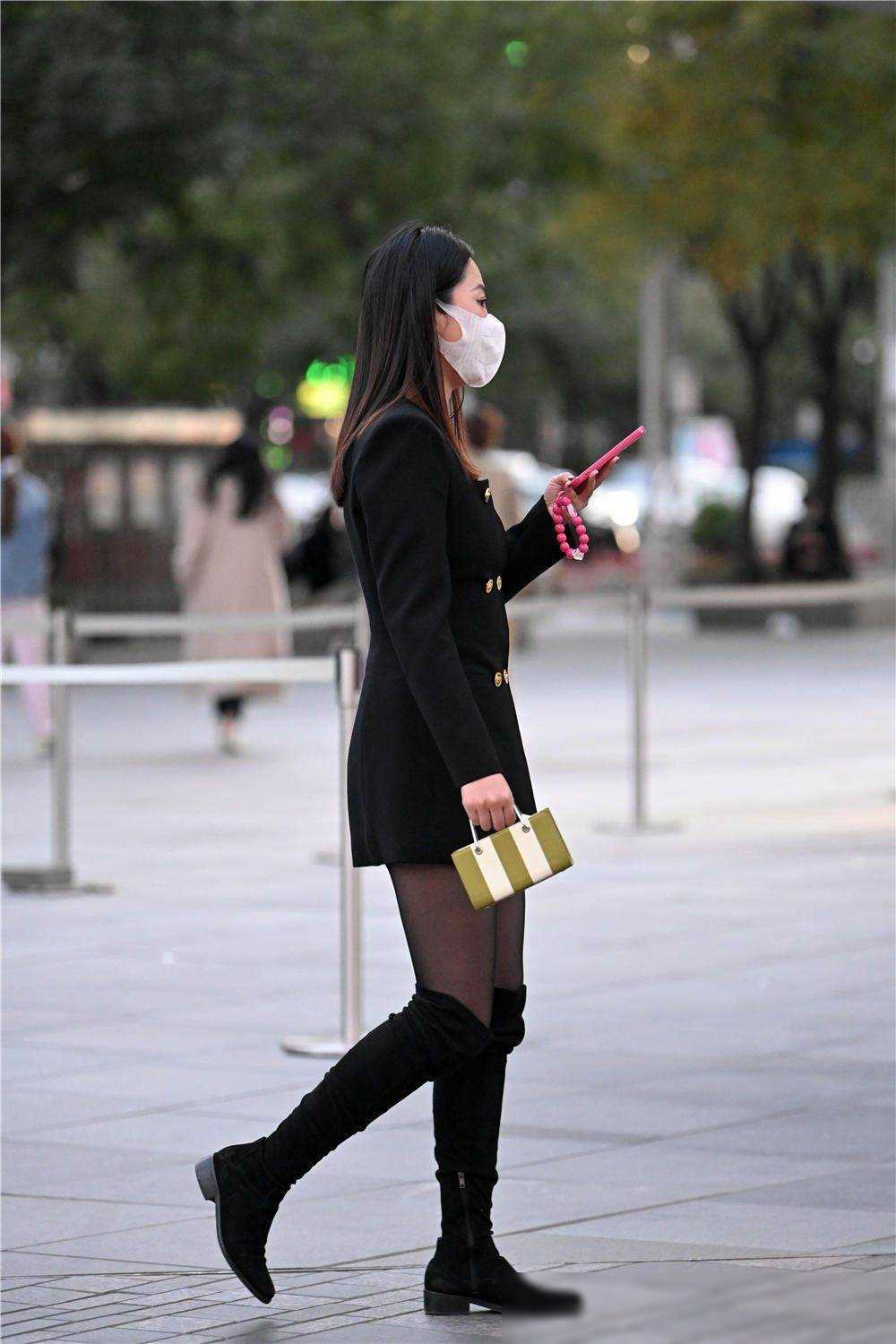 黑色的丝袜和靴子在冬天可以很好的搭配,穿出个性并不难