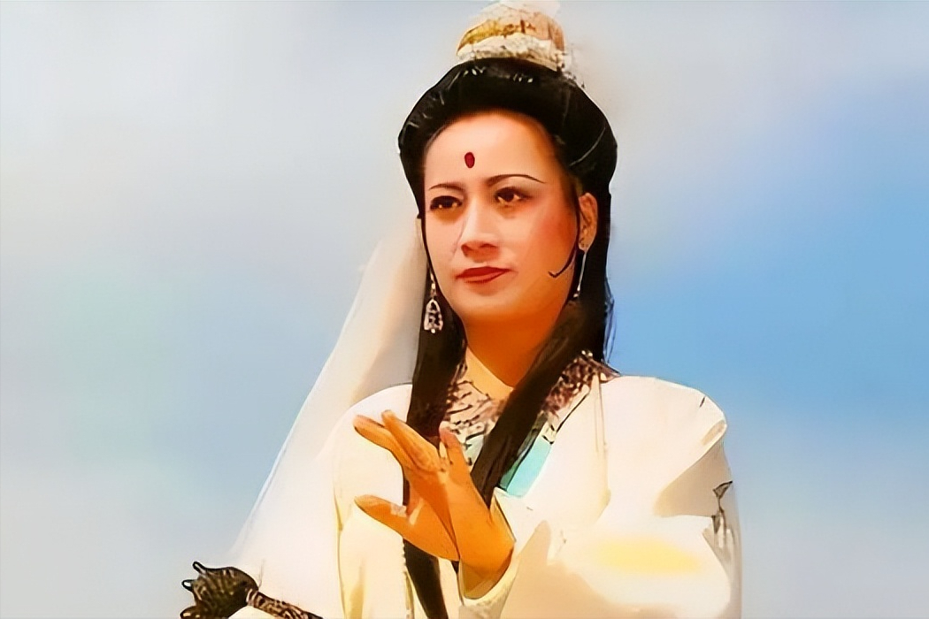 已经三十多岁的她虽然没有十七八岁的小姑娘漂亮,但她慈祥的面容