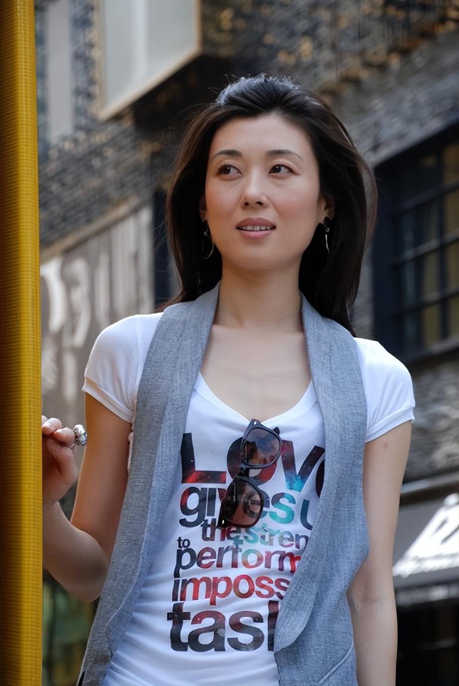 回顾央视主持李红:经历逃婚,被造谣嫁入豪门,现在结局怎样了?