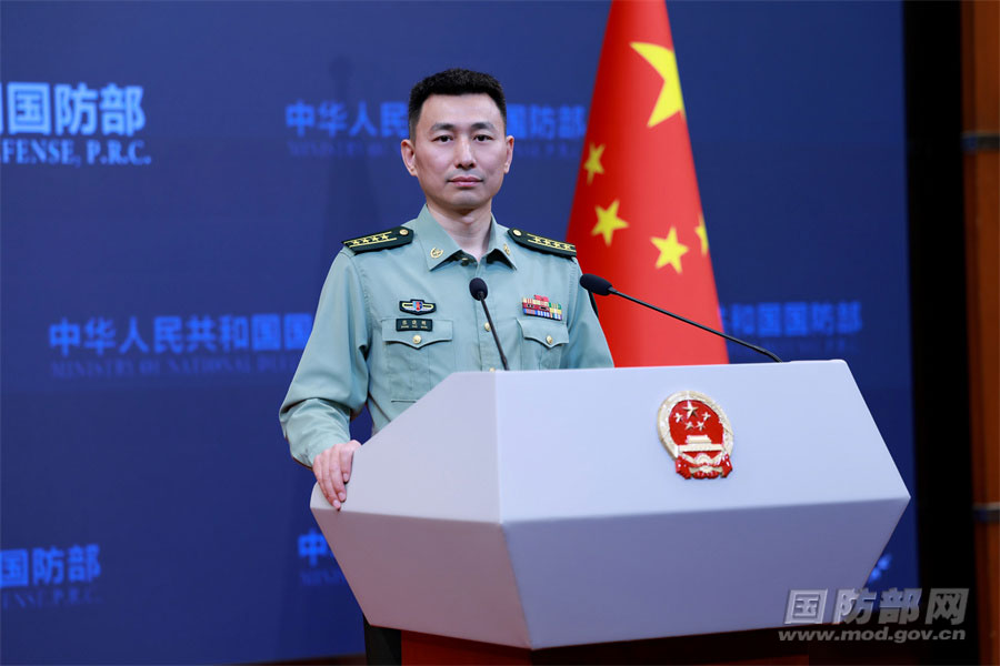 外国驻华使馆武官参访杭州航空兵某旅