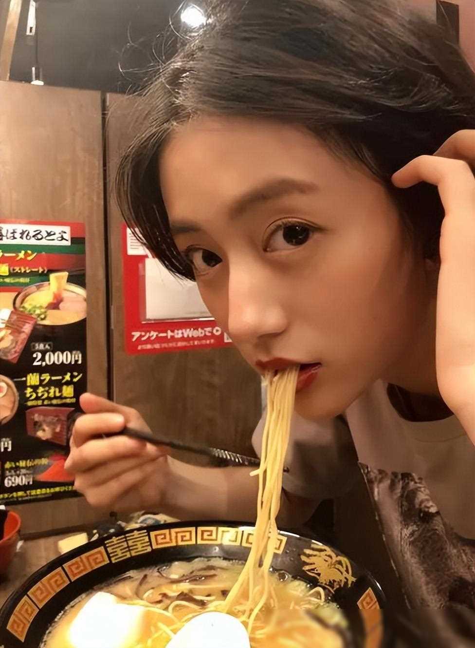 李诞女友黑尾酱晒大尺度性感照,网友:喝多了放飞自我吗?