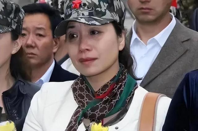 86年老山战场,"亲吻"临终士兵的女战士张茹,29年后去他墓前探望