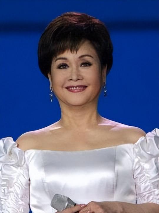 回顾邓丽君去世后万人痛惜,李谷一评价她:只是个歌手不值得挂念