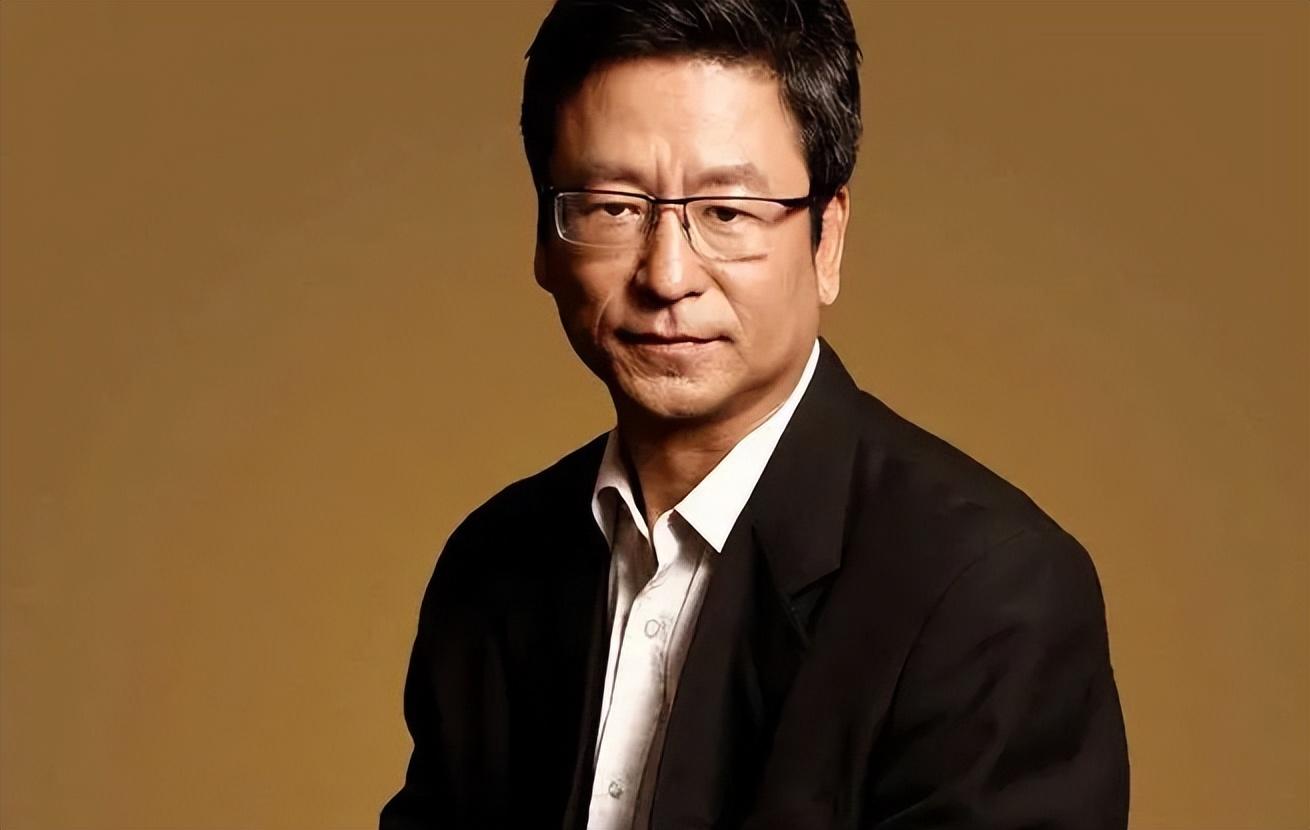 回顾央视白岩松:被病痛折磨暴瘦50斤,睡3-4个小时,数次想自杀