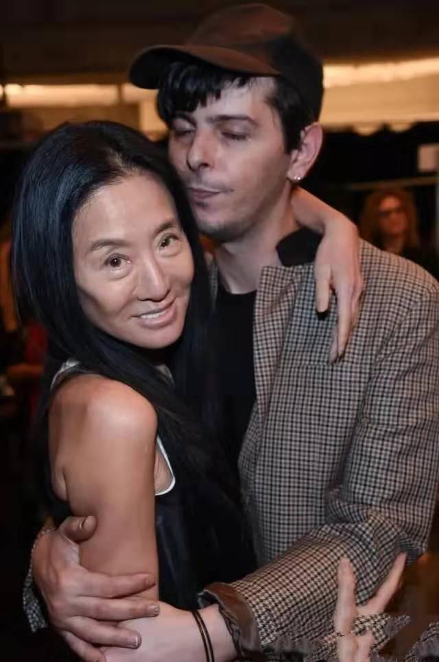 回顾时尚魔女王薇薇:63岁离婚,与27岁小鲜肉热恋,她活成了女王