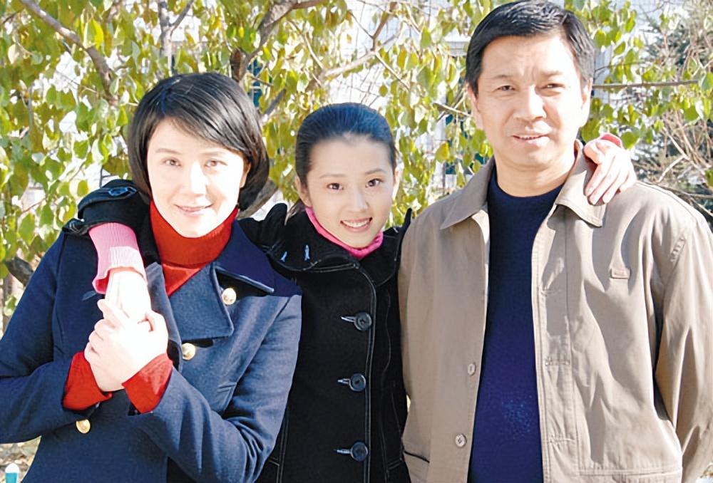 回顾女星严晓频:父亲是老戏骨,她嫁青梅竹马的平凡丈夫幸福吗?