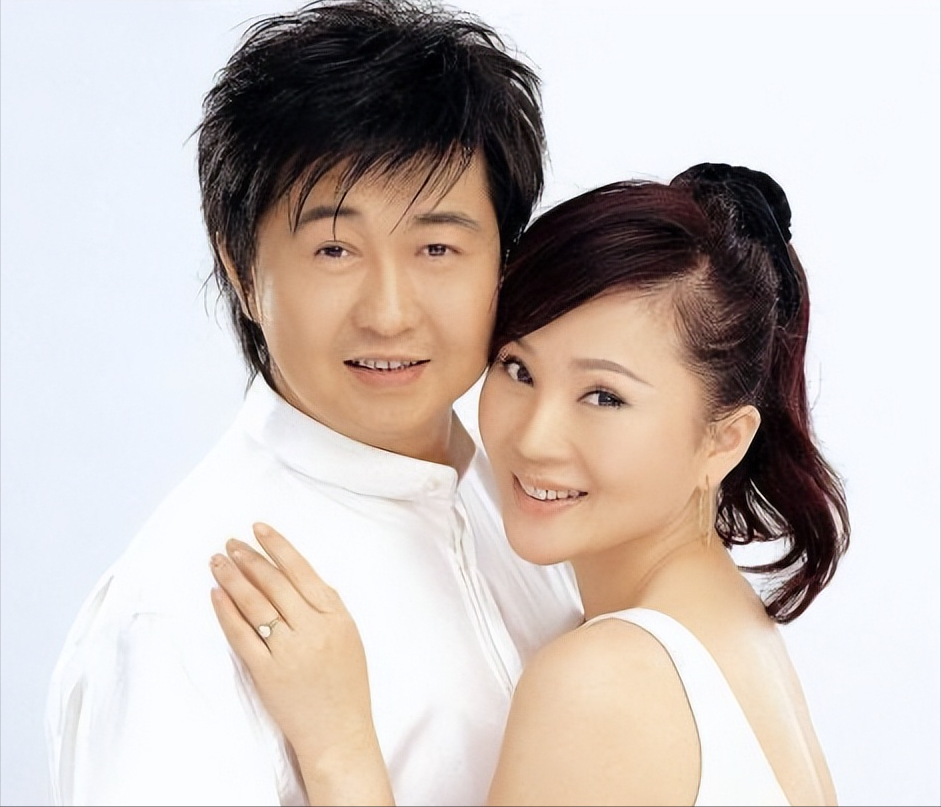 斩头露角,凭借着优美的歌声获得了优异的成绩,还吸引到了李谷一的关注