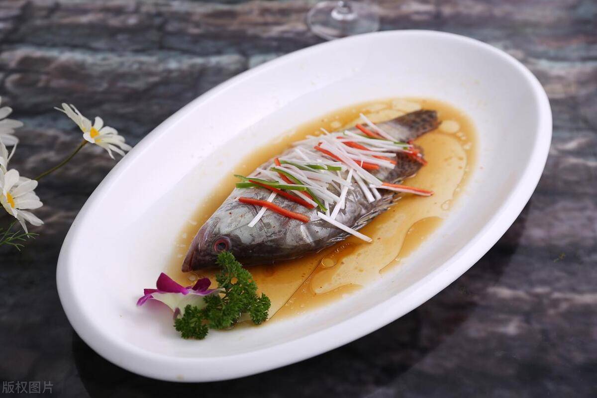 大厨教你清蒸武昌鱼的做法,肉质细嫩,味美鲜香!