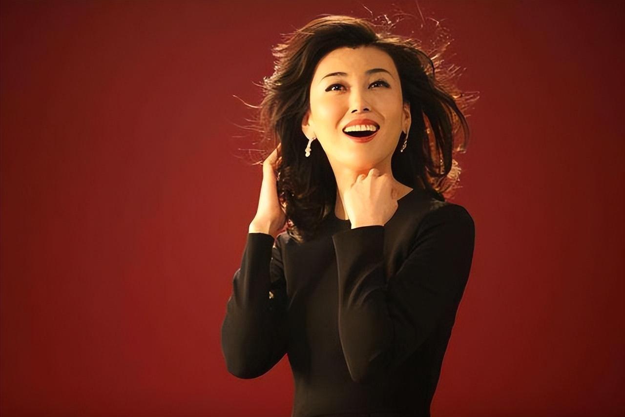 回顾央视主持李红:经历逃婚,被造谣嫁入豪门,现在结局怎样了?