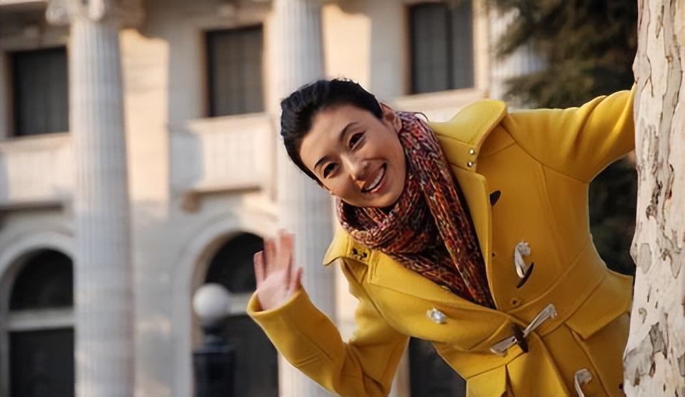 回顾央视主持李红:经历逃婚,被造谣嫁入豪门,现在结局怎样了?