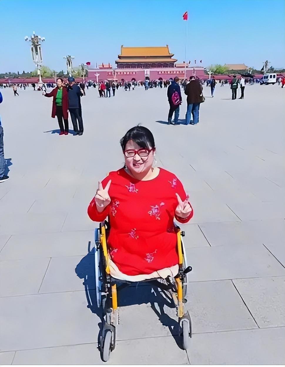 起初,她无法接受自己成为残疾人的事实,每天的生活充满了愤怒和绝望