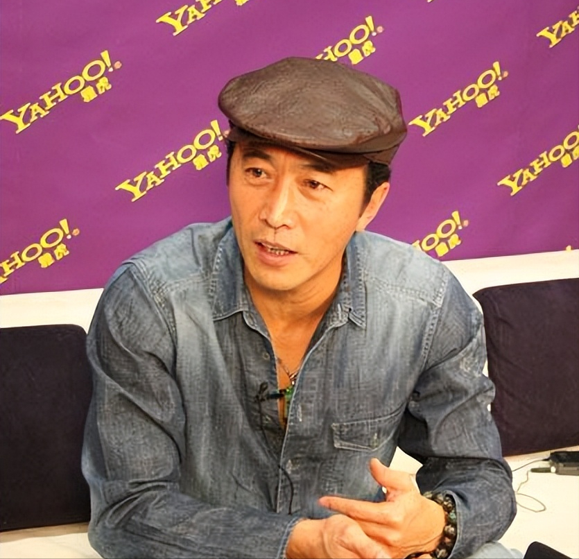 回顾演员郑晓宁:49岁再婚娶娇妻,50岁当爸爸,不敢认老努力赚钱