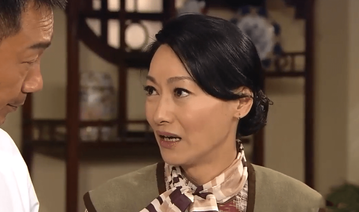 另外一部则是扮演了一个围着儿子转而又"自私"的妈妈,红姐的演技加上