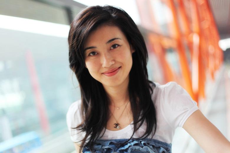 回顾央视主持李红:经历逃婚,被造谣嫁入豪门,现在结局怎样了?