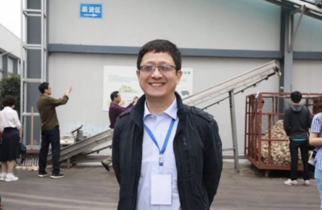 裘正义:妻子央视主播劳春燕,因工作与她婚后分居多年,恩爱如初