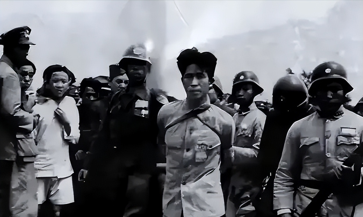 1946年,地下党开会时突然听到小贩大喊卖糖,会议负责人:快撤退