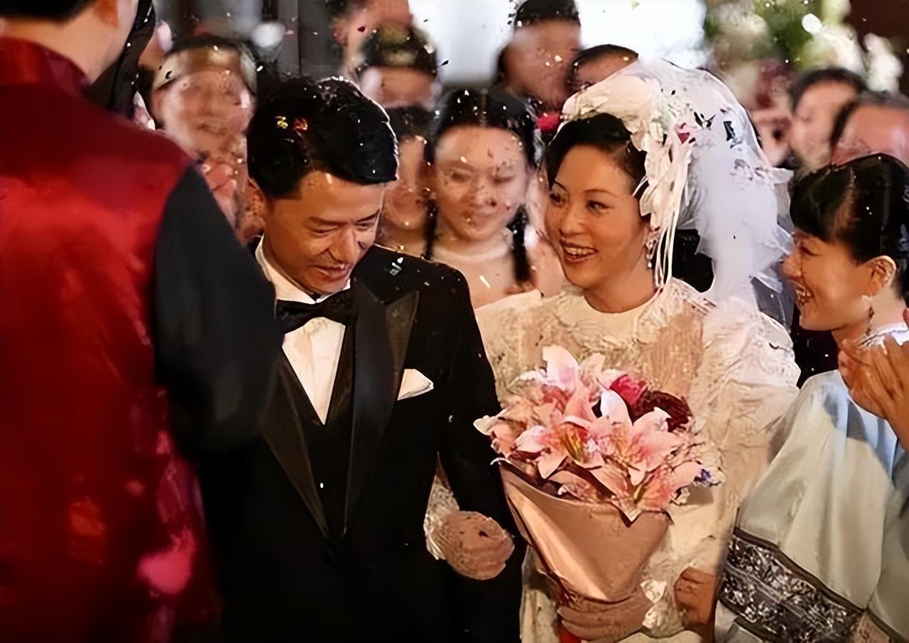 出生在内蒙古,小时候跟随父母加入日本国籍,她的日本名是"中村幸子"