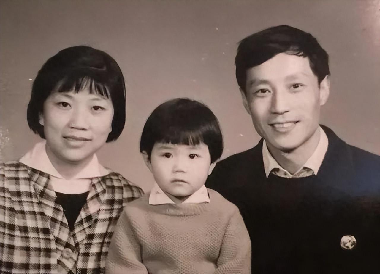 回顾女星严晓频:父亲是老戏骨,她嫁青梅竹马的平凡丈夫幸福吗?