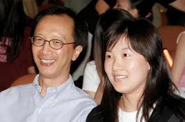 回顾著名企业家梁锦松:与伏明霞再婚21年,现如今他怎么样了?