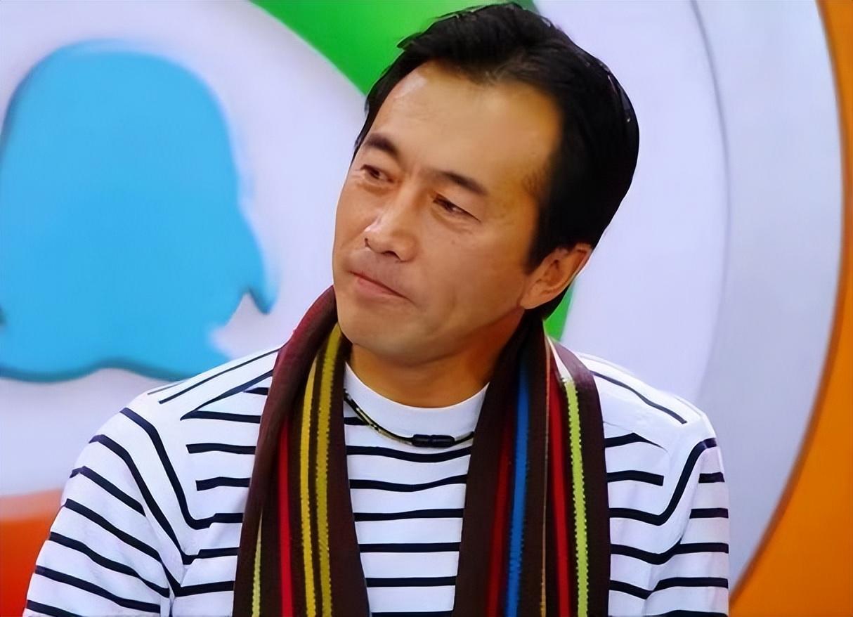 回顾演员郑晓宁:49岁再婚娶娇妻,50岁当爸爸,不敢认老努力赚钱