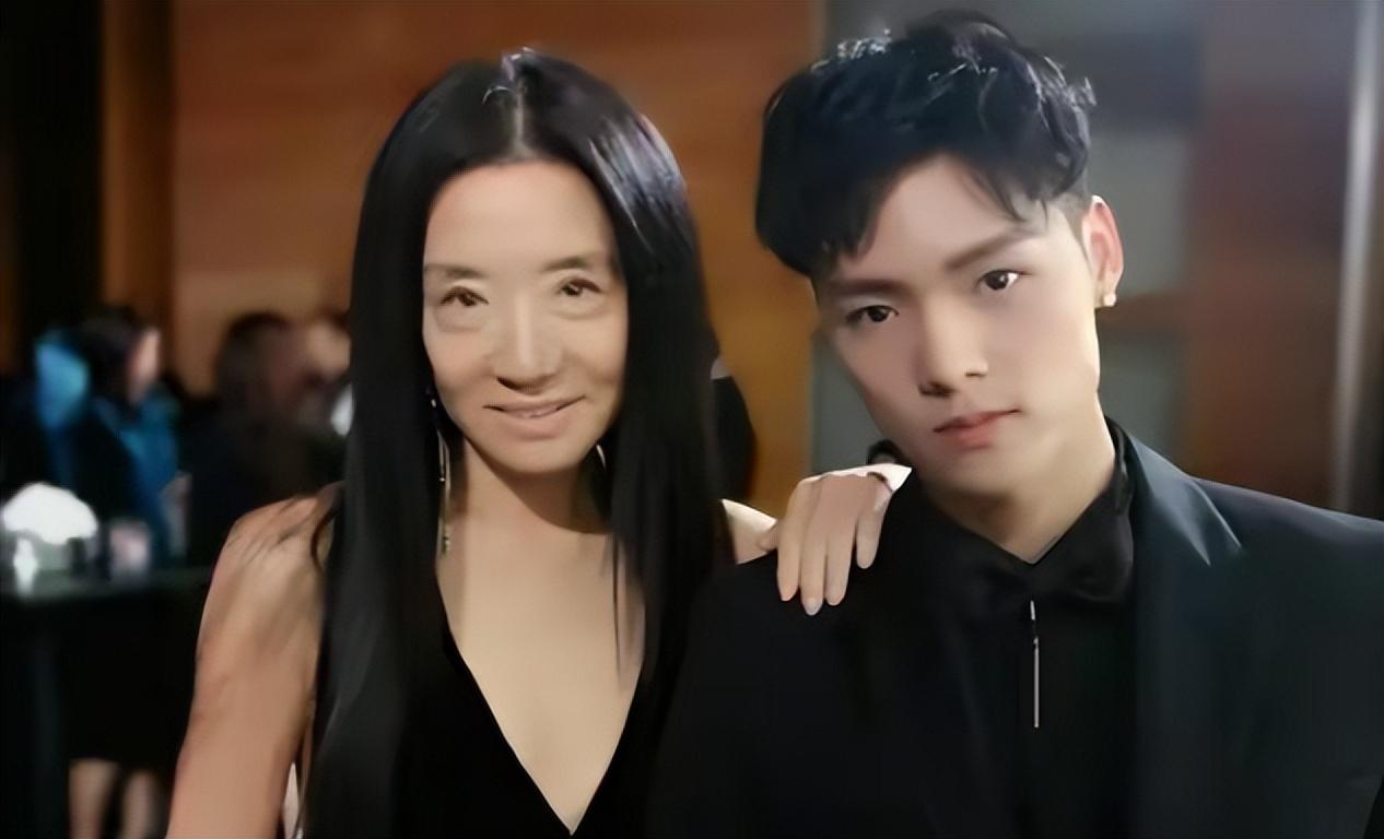 回顾时尚魔女王薇薇:63岁离婚,与27岁小鲜肉热恋,她活成了女王