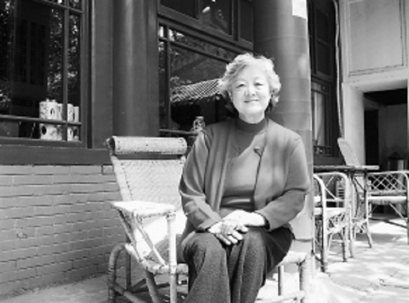 章士钊一家人是在1960年搬进史家胡同51号的,而当时章含之与洪君彦