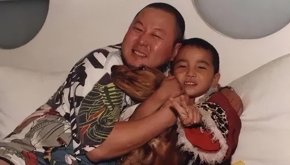 2004年,他和姜华的女儿也出生了,但是他从来没有因此而疏忽对洛松的