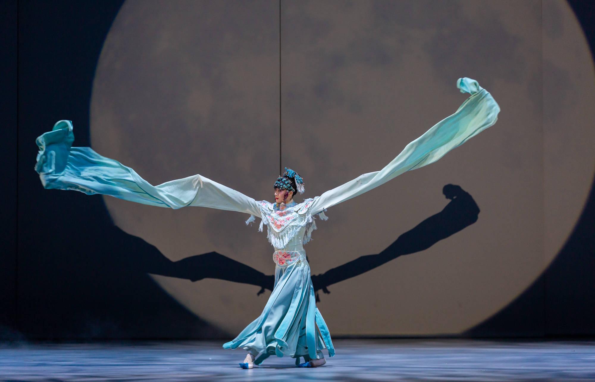 回顾15年过去了,摔成终身残疾,让张艺谋愧疚一生的女人还好吗