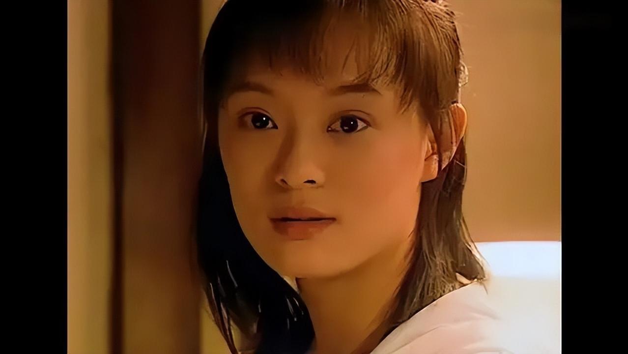 仅仅在参加完选秀的第三年,她的第一部作品《玉观音》就在电视上与