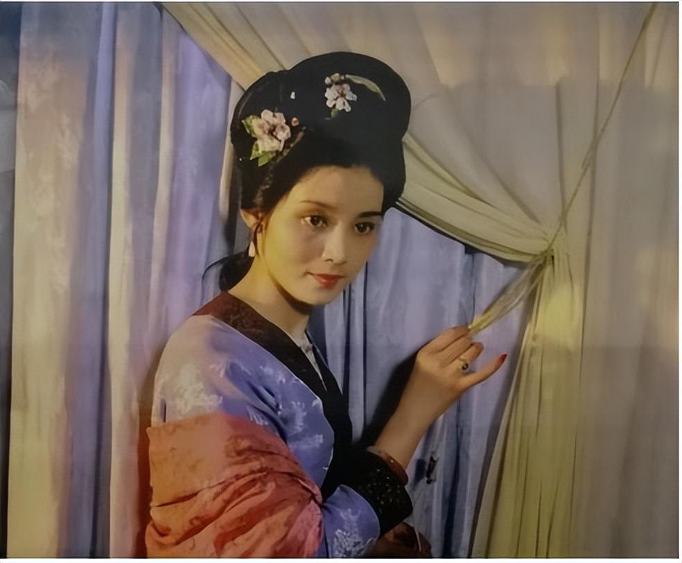 回顾潘虹:离婚36年依旧单身,一生无儿无女,60岁以后有了烦心事