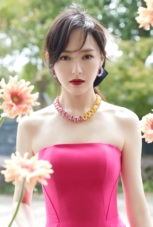 看了今年的戛纳红毯才明白:从始至终能"抗住的",只有唐嫣