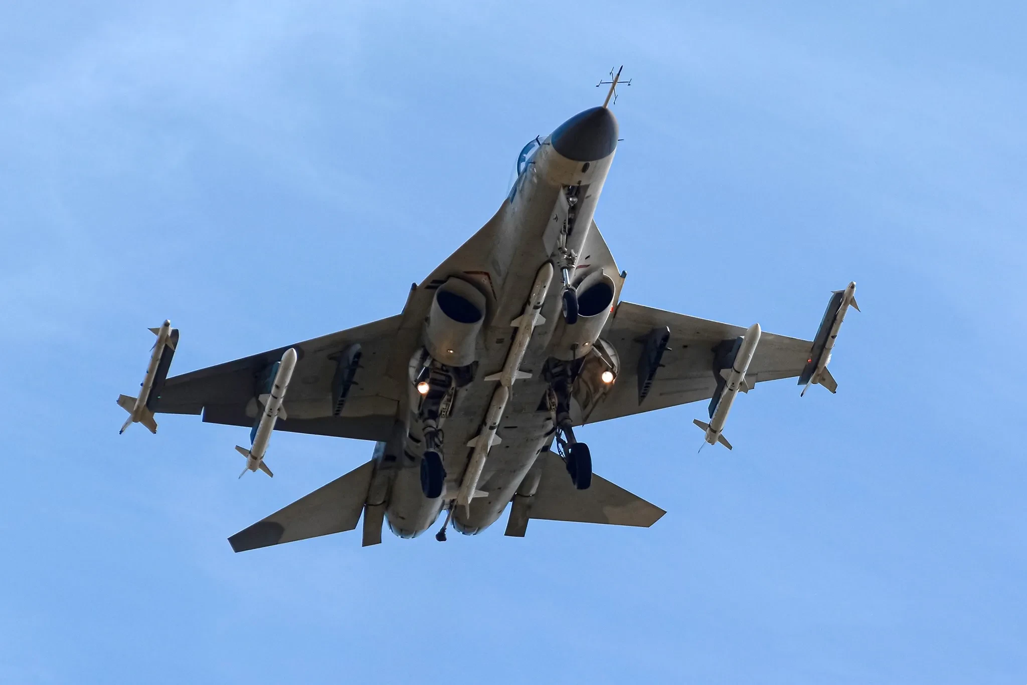 台湾装备的idf战斗机机腹中线可以挂载两枚天剑