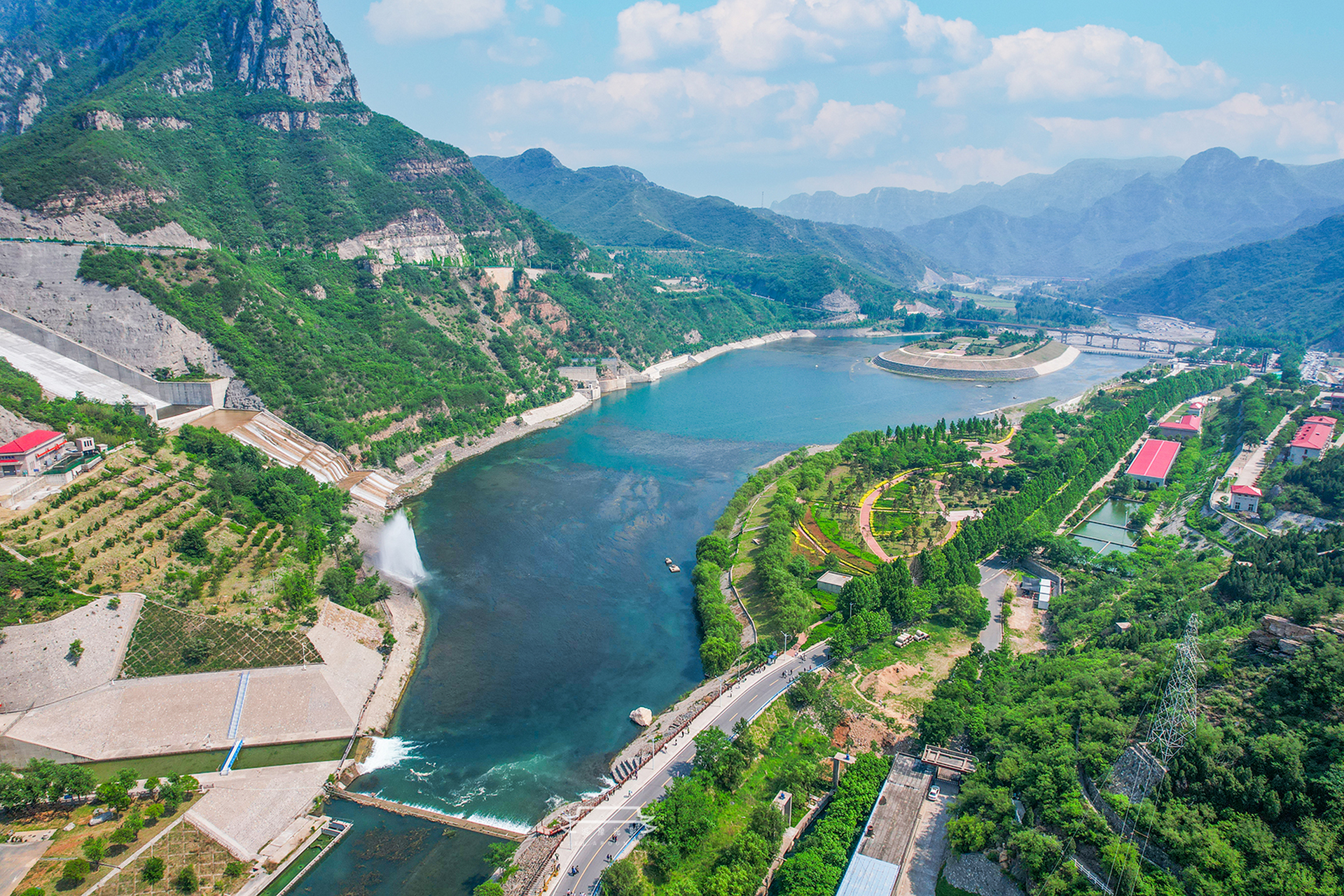 在济源沁河峡谷出口处,沁河河口村水库大坝气势雄伟.