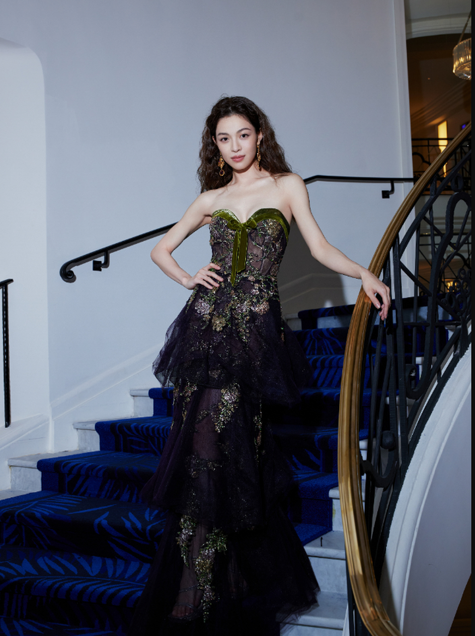 钟楚曦红毯造型美得像油画中走出来的公主!