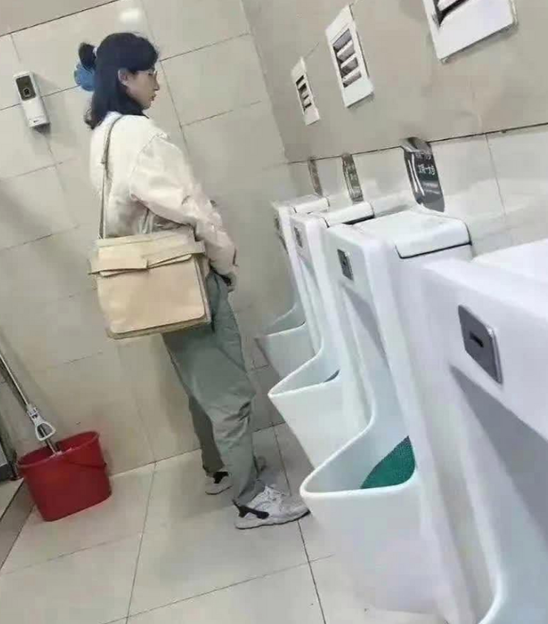 女生上错厕所图片